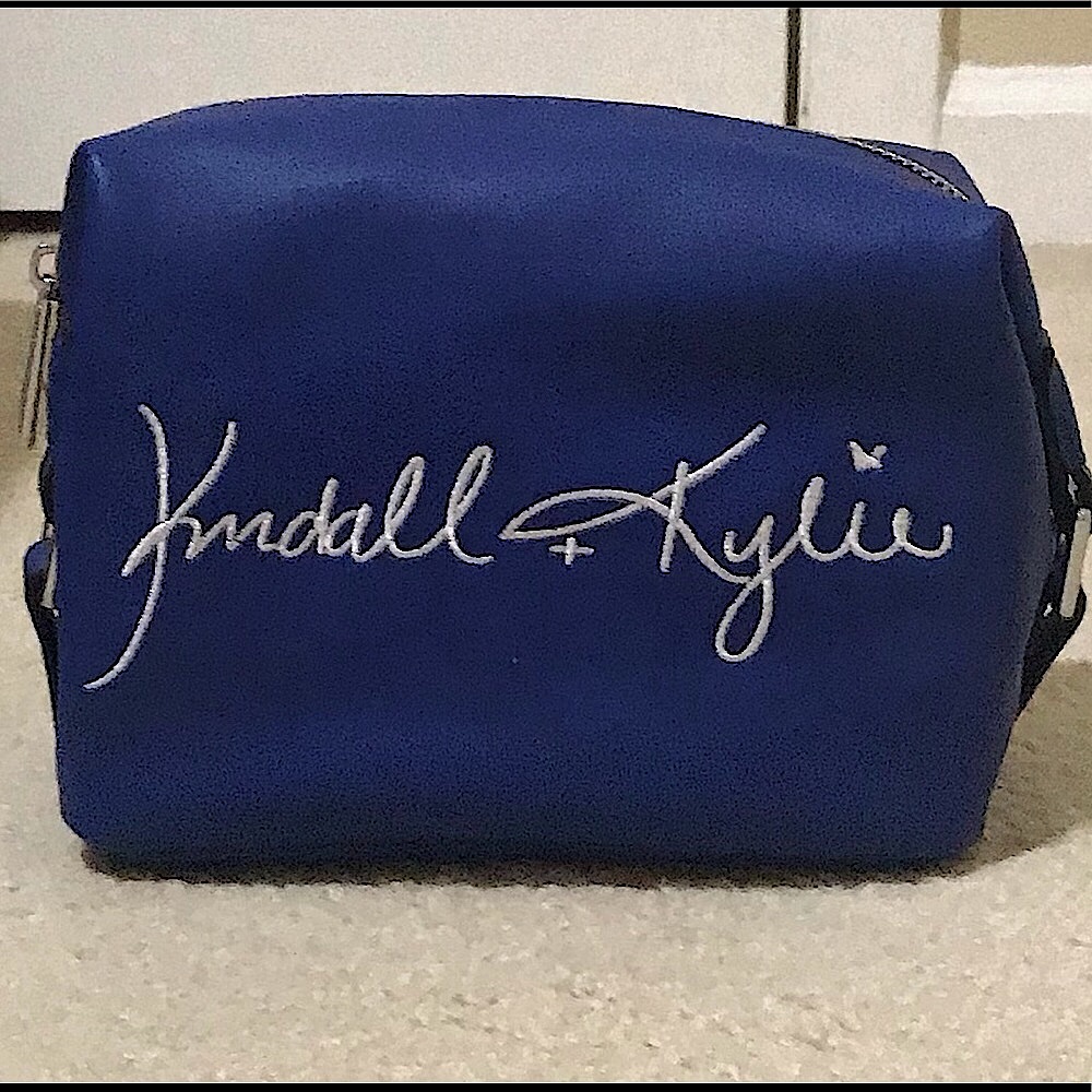 🆕KENDALL&KYLIE SUPER SUPER CUTE BLUE&WHITE CURSIVE LETTERING ACROSS MAKEUP BAG